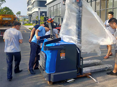 科力電動(dòng)堆高車(chē)進(jìn)行裝卸、堆高、堆垛和短距離運(yùn)輸作業(yè)