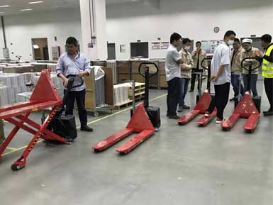 電動(dòng)高升程搬運(yùn)車(chē)交付使用，感謝廠家羅總親自跟客戶講解操作方法！